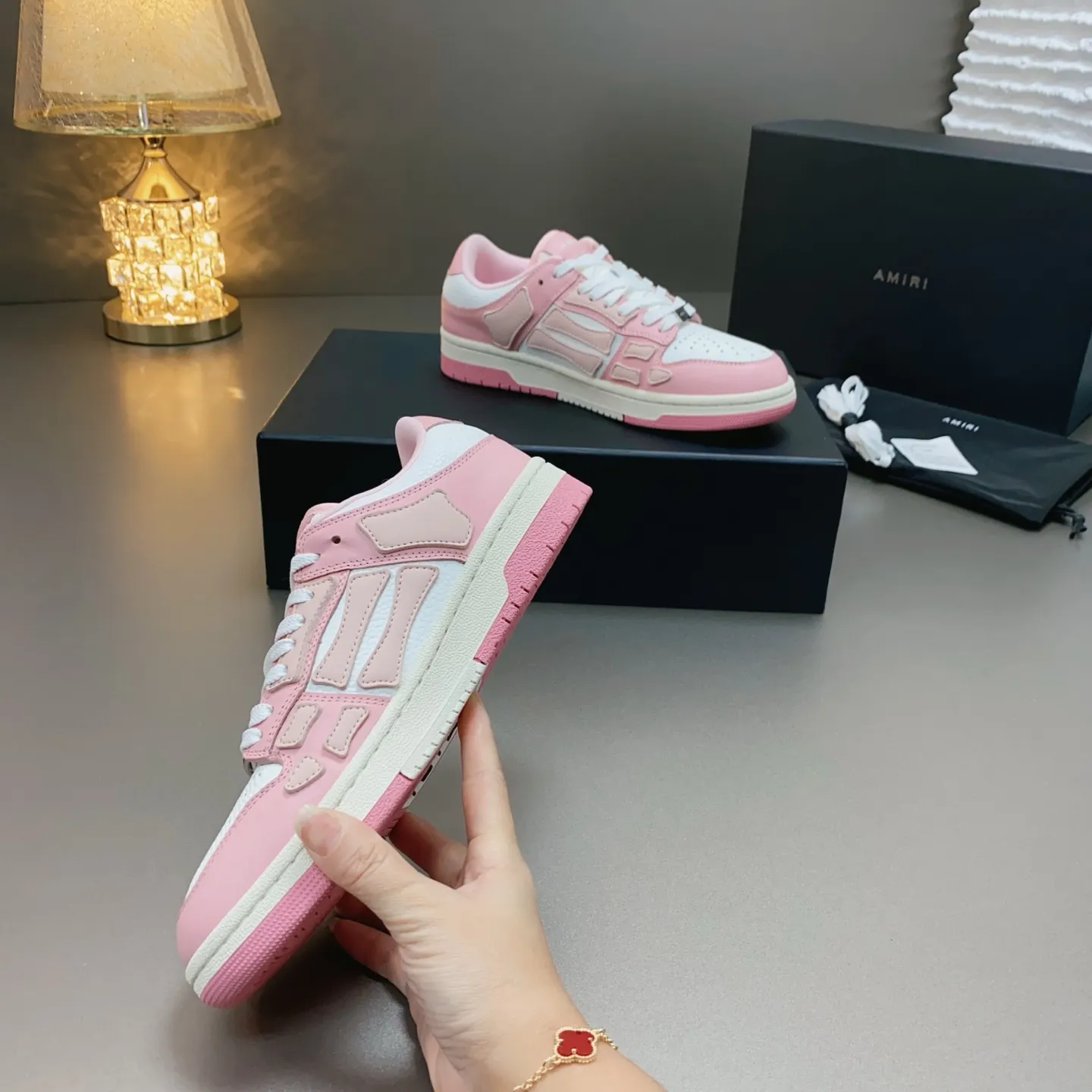 p580🐮🐮AMIRI Couple Style👑 The latest The Pacific Series Couple Style💀🦴Bone Stars Casual Sports Shoes Skateboard Shoes✔️ AMIRI's Pacific shoes are a sneaker that combines luxury and street style. Many celebrities and Internet celebrities have the same style. Its design and workmanship are very exquisite. Made of high-grade cow leather, soft to the touch and highly durable. 💎Fabrics: Original custom imported first-layer cowhide 💎Inner lining: Original customized breathable mesh 💎Foot: Original injection molded one-piece, comfortable, wear-resistant and not tiring for feet 💎Outsole: Original 1:1 molded three-color sole Original outsole 💎Sole thickness: 3CM 💎Size: Female 35-40 Male 39-46 💎Price; Top version 👑Special remarks Remark: (Female size 34 40 . Men's sizes 38 45 46 are customized and cannot be returned or exchanged. Please note when ordering! Thank you🤝🤝